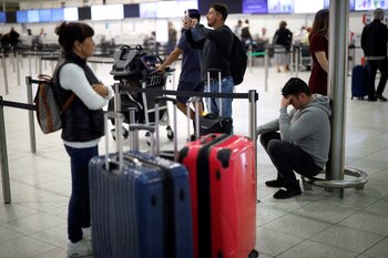 Mientras algunos no podían regresar de sus destinos, otros en el aeropuerto de Londres no podían iniciar sus ansiadas vacaciones