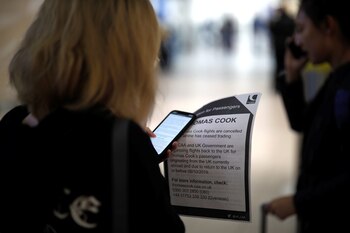 El Gobierno británico aconsejó a los turistas que viajaban con paquetes y vuelos de Thomas Cook que no acortaran sus estancias. El regulador de aviación civil planea repatriar a los clientes lo más cerca posible de la fecha de regreso reservada