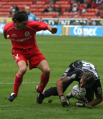 El Gato Ortiz disputando un