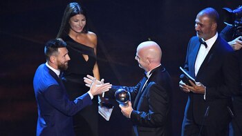 El momento en el que Infantino le entregó el premio al nuevo rey (Foto: Reuters)