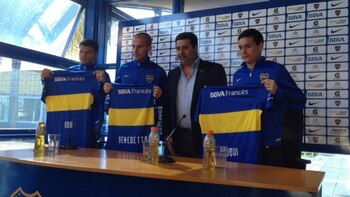 Walter Bou, Darío Benedetto y Fernando Zuqui lucieron sus respectivas camisetas de Boca