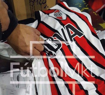 La primera casaca suplente es similar a un modelo que utilizaron en 1999