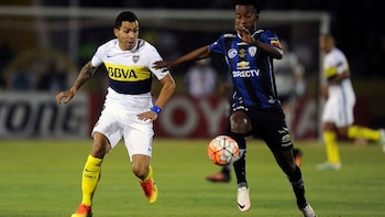 Carlos Tevez disputa una pelota