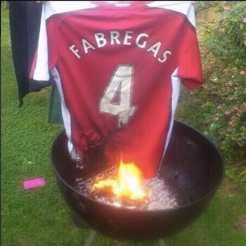 Cientos de camisetas de Fábregas