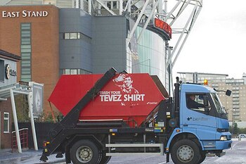 Un camión de basura pasaba