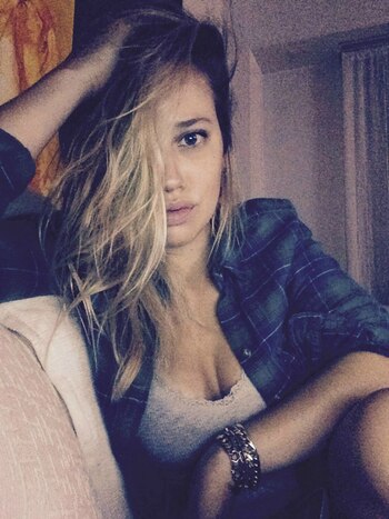 La rubia lo acompañará en