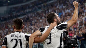 Gonzalo Higuaín festeja su gol junto a Dybala y de cara al público (Reuters)