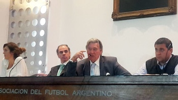 Pérez estuvo acompañado por toda la Comisión en la conferencia de prensa (@AFA)