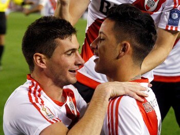 Lucas Alario, junto a Sebastián
