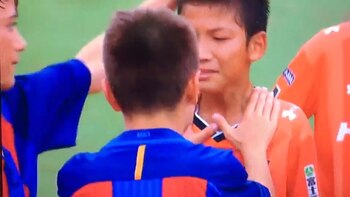 Uno de los chicos del Barcelona consuela a su rival