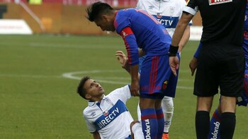 Gonzalo Jara escupió a Diego Buonanotte en el clásico chileno (Diario La Tercera de Chile)