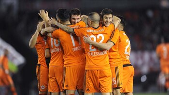 Lucás Alario festeja su gol,