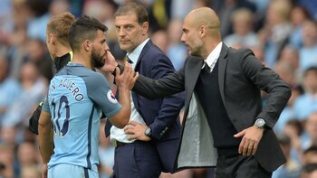 Agüero al ser reemplazado por Guardiola (Reuters)