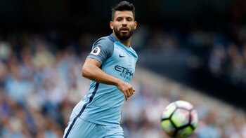 Agüero podría perderse el clásico de Manchester (Reuters)